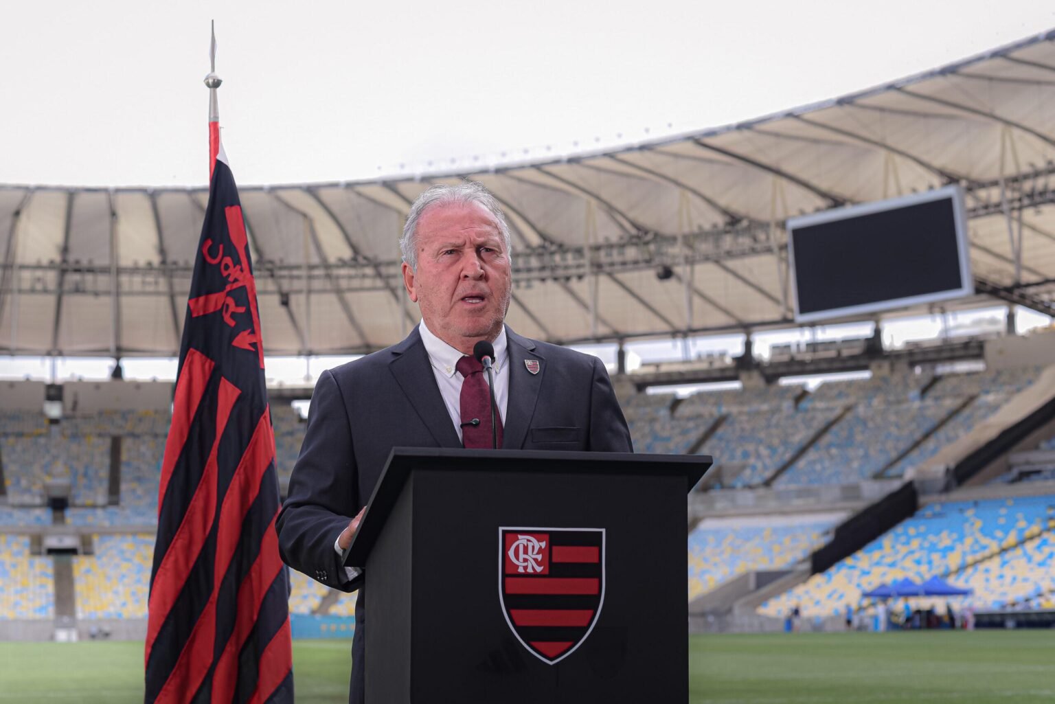 Zico em palanque rubro-negro no Maracanã