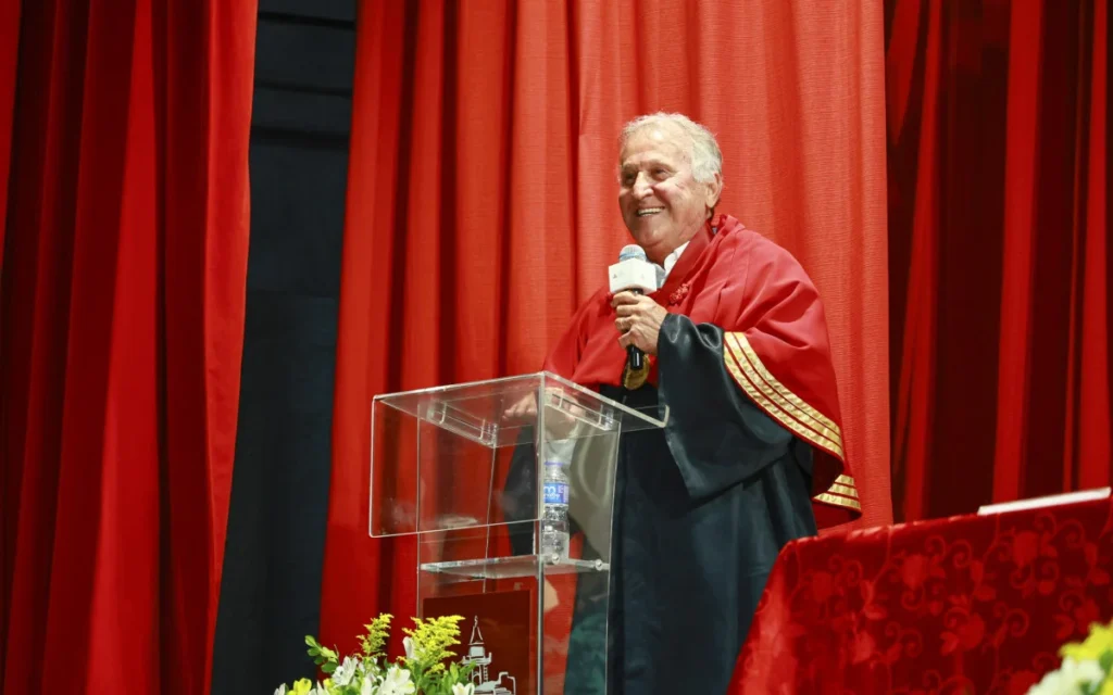 Zico se torna 1º esportista a receber maior honraria de universidade do Rio Zico de beca e sorridente no púlpito após receber o título de Doutor Honoris Causa