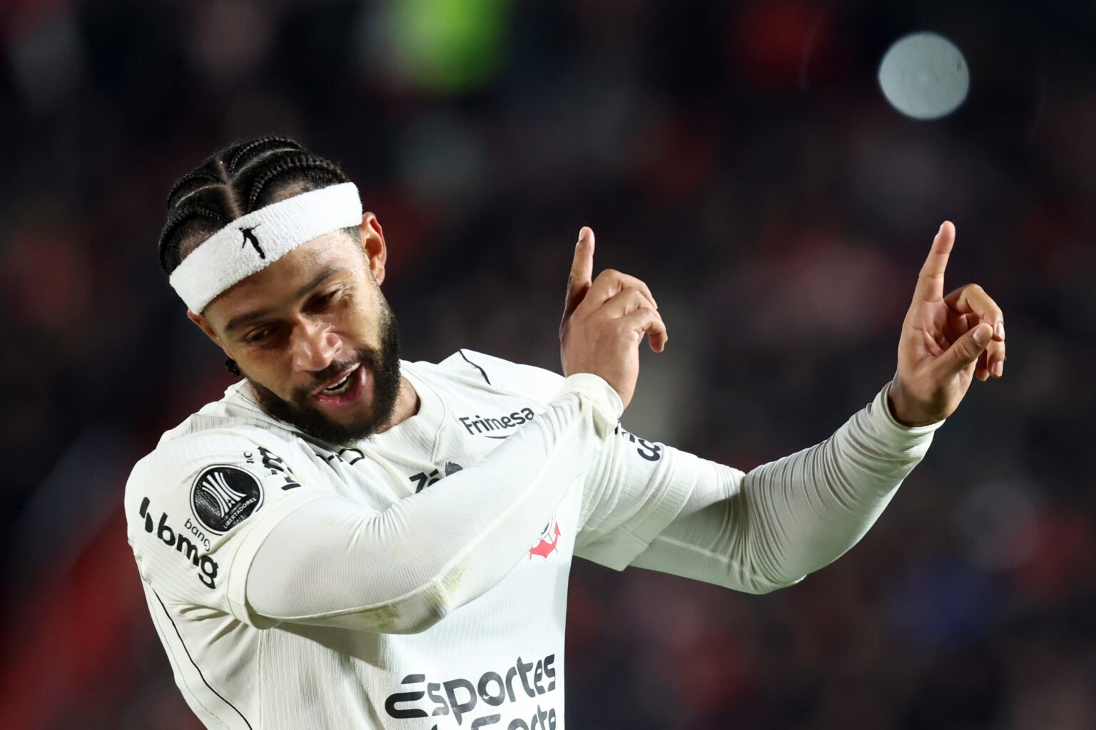 Memphis Depay em campo pelo Corinthians