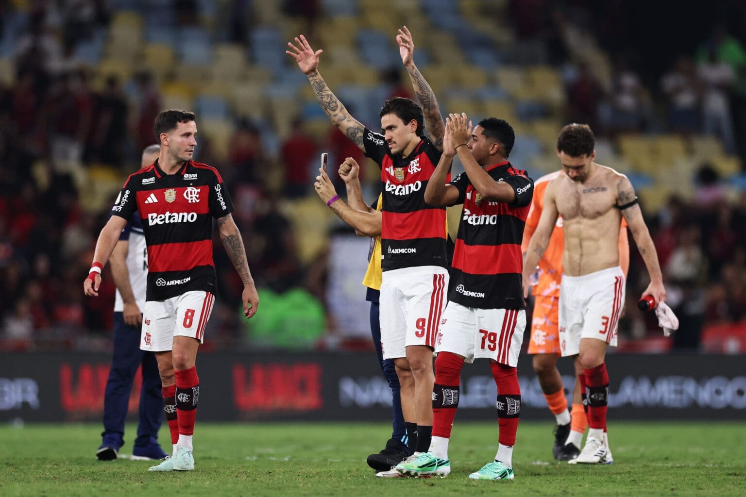 Próximos jogos do Flamengo: Santos, Fluminense e Estudiantes Pedro e seus companheiros comemoram vitória do Flamengo no Maracanã