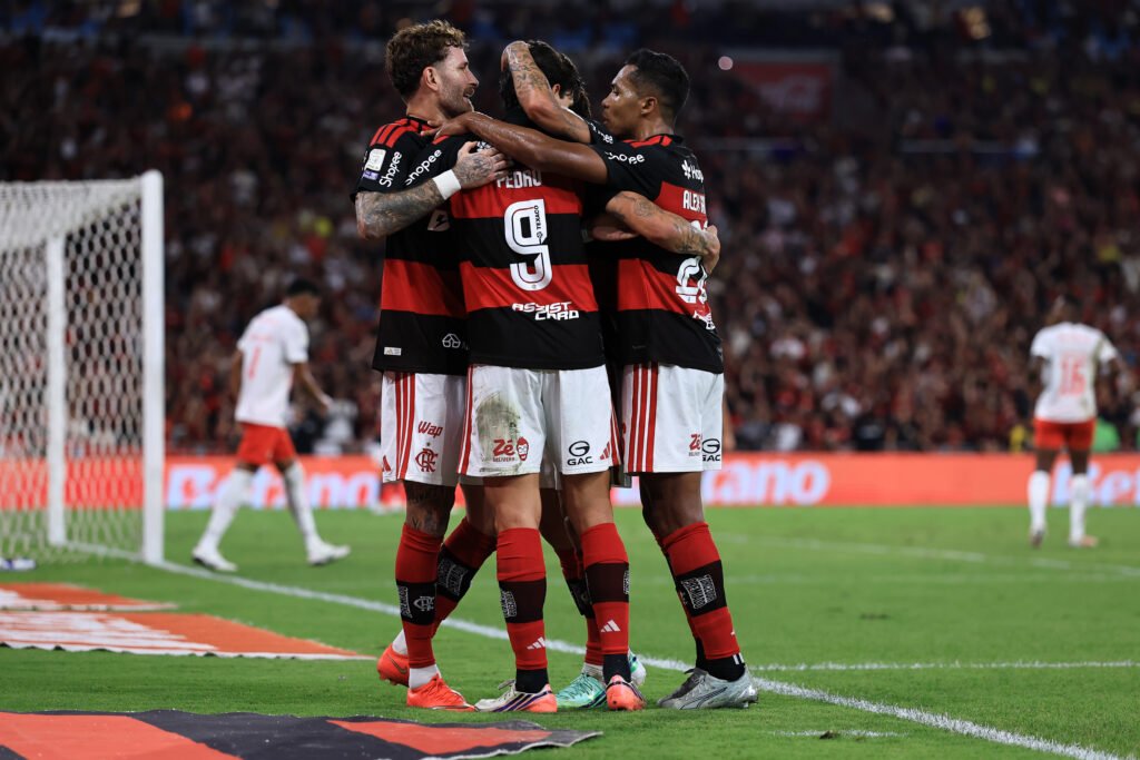 Pedro, Léo Pereira e Alex Sandro comemoram gol do Flamengo no Brasileirão