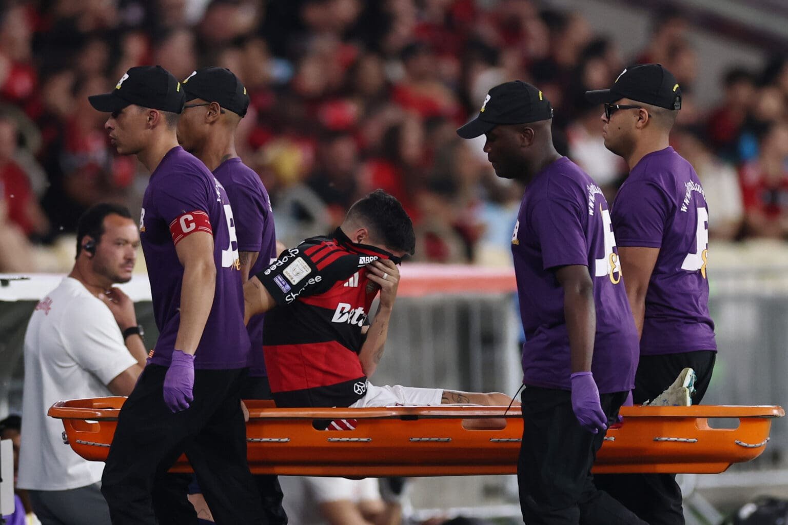 Flamengo atualiza casos de Ayrton Lucas e Gonzalo Plata após exames Ayrton Lucas sai de maca no Maracanã