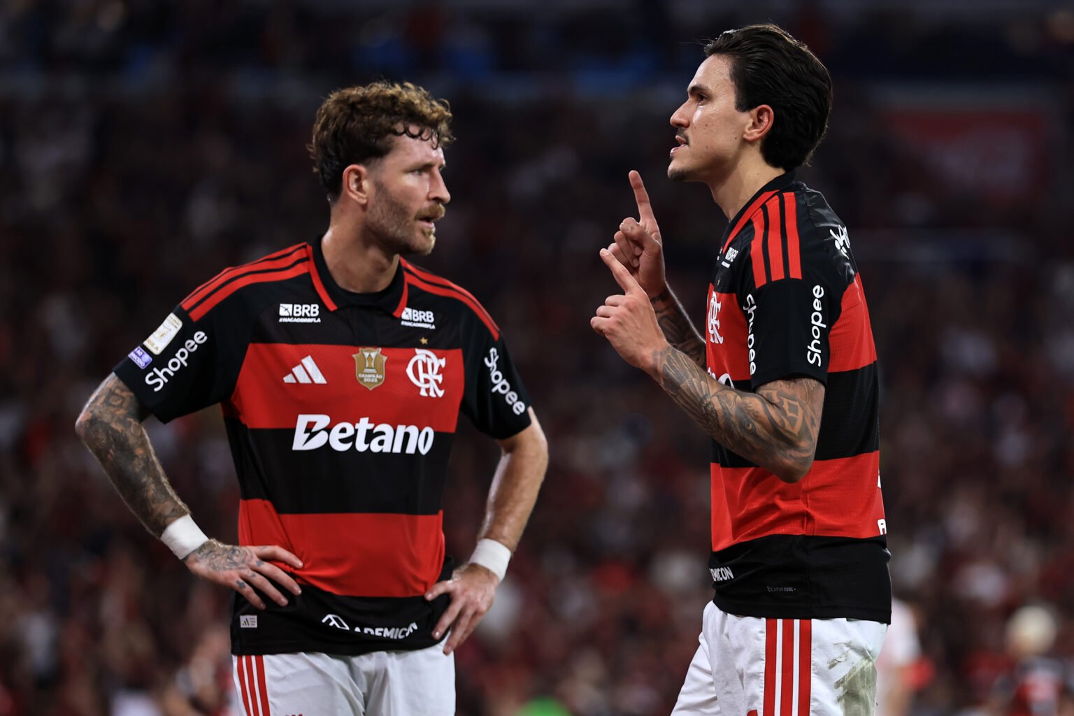 Flamengo não vencia 5 jogos seguidos no Brasileirão há 4 anos Pedro e Léo Pereira comemoram gol pelo Flamengo no Brasileirão