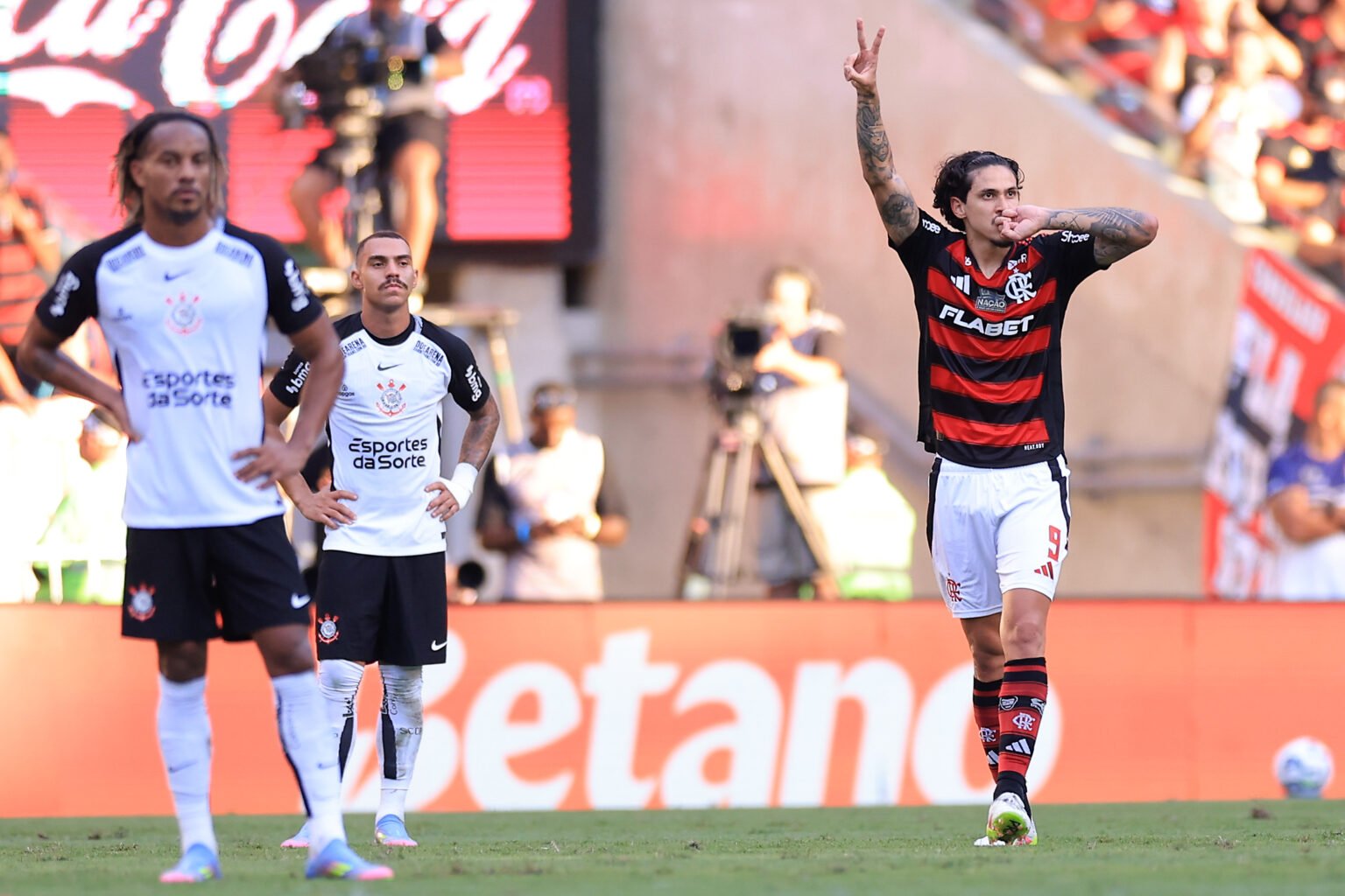 Pedro comemora gol sobre o Corinthians no Brasileirão 2025 com Matheuzinho ao fundo
