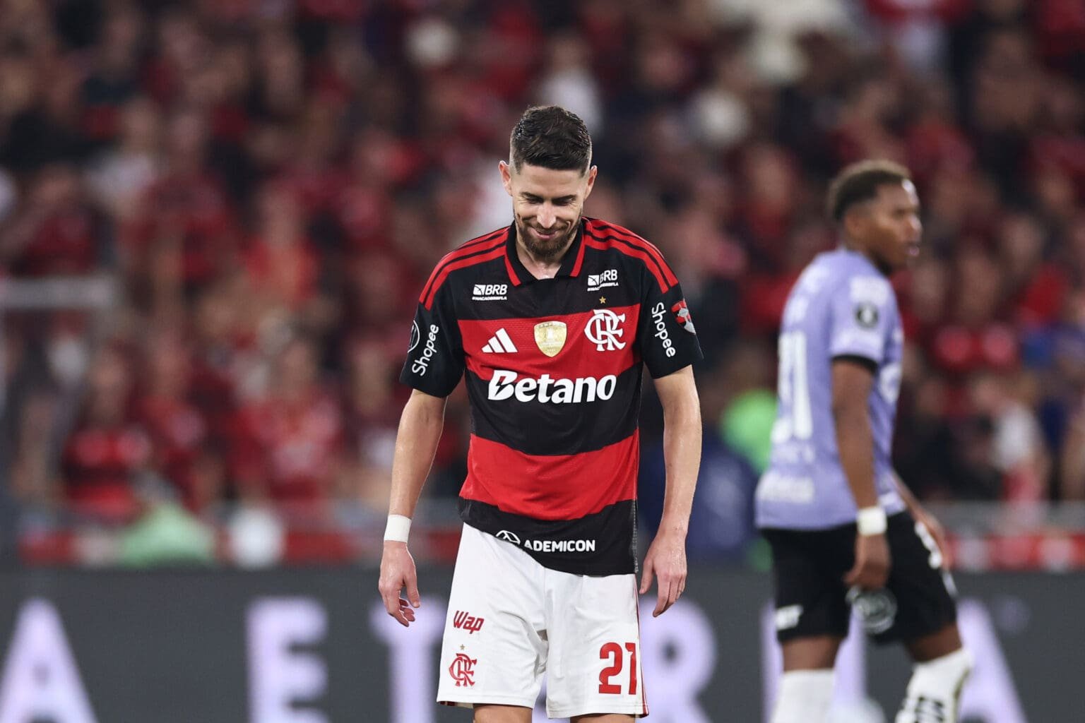 Jorginho deixa campo após expulsão na Libertadores