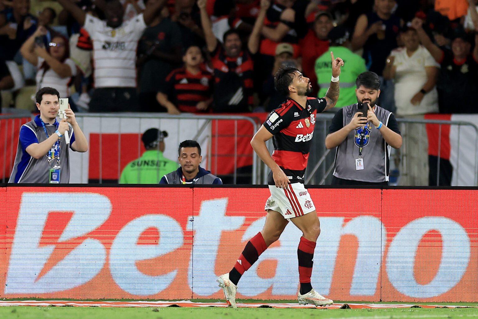 Lucas Paquetá comemora gol pelo Flamengo