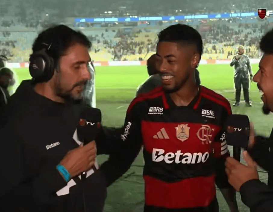Athirson emociona em depoimento a Bruno Henrique Bruno Henrique sorri ao ouvir declaração emocionante de Athirson