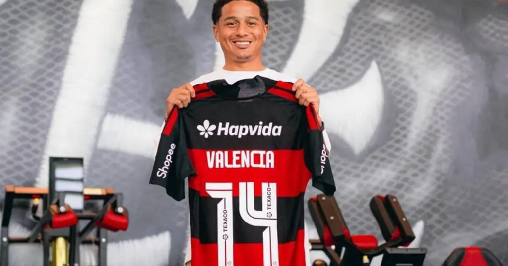 Relacionados do Flamengo: Valencia volta, mas Evertton Araújo segue fora Valencia com a camisa do Flamengo