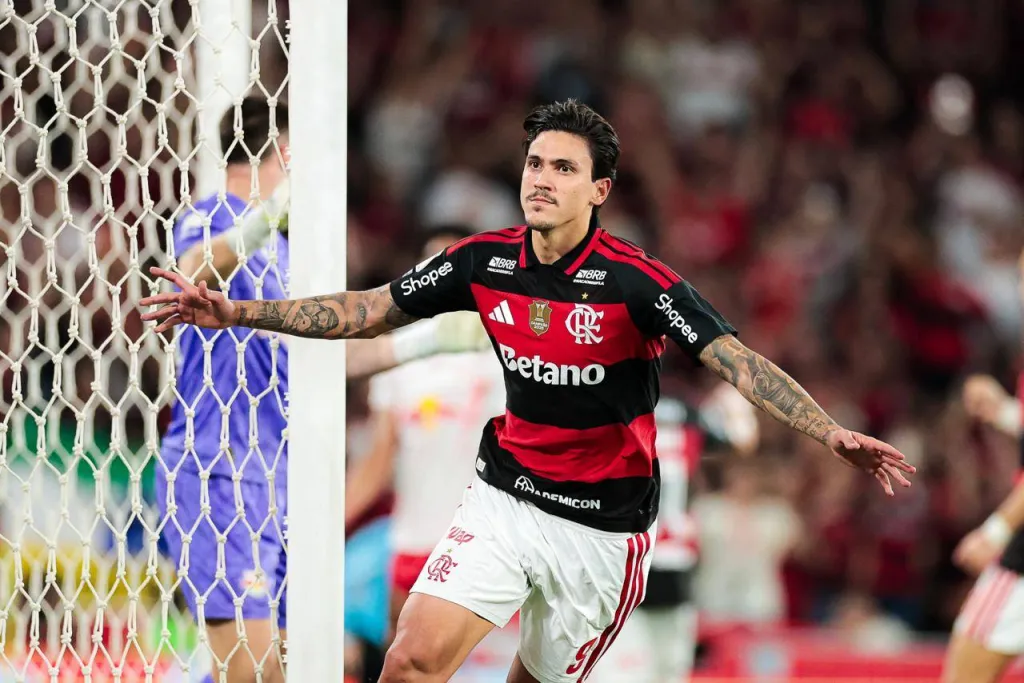Flamengo 2×1 Red Bull Bragantino: vitória isola Mengão na liderança do Brasileirão Pedro comemora gol pelo Flamengo contra o Bragantino