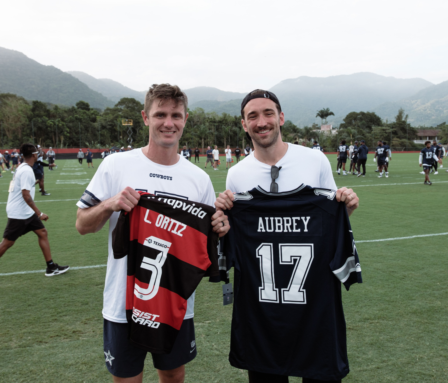 Fã da NFL, Léo Ortiz vibra com intercâmbio com os jogadores do Dallas Cowboys no Ninho do Urubu Léo Ortiz posa para foto com Aubrey, kicker do Dallas Cowboys