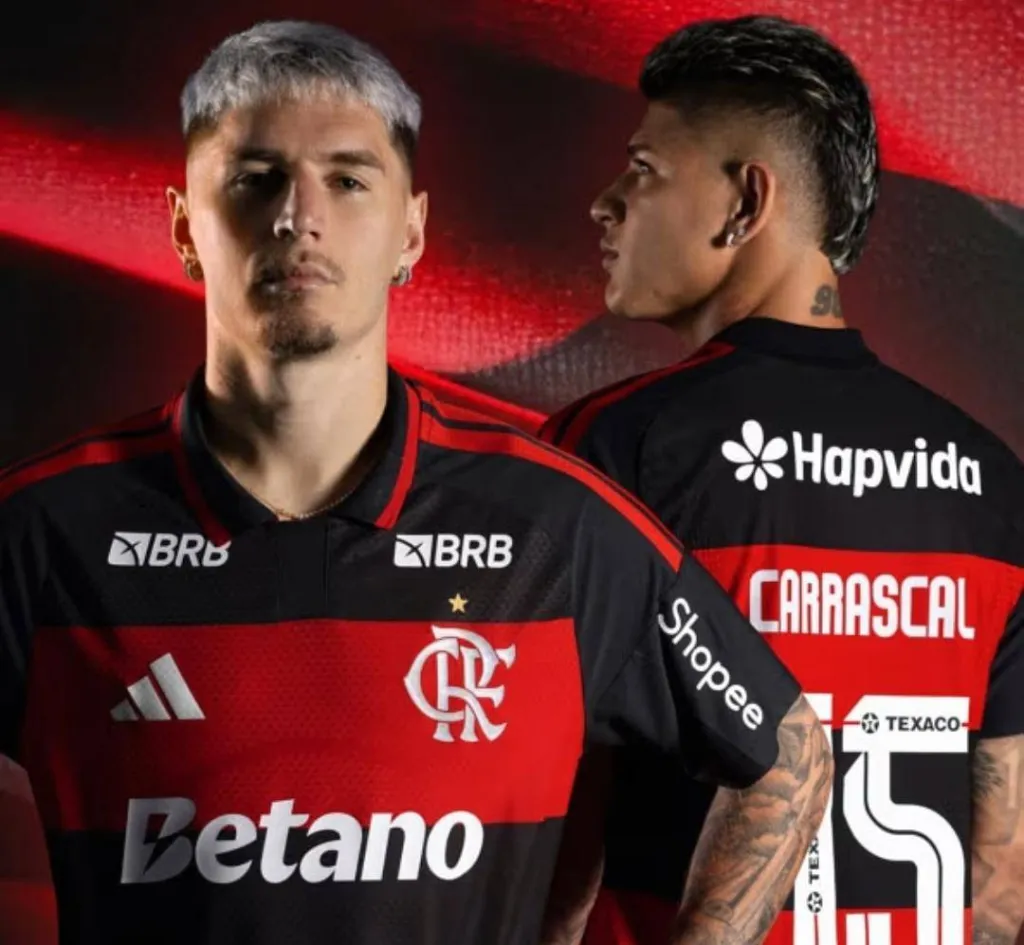Prejuízo: 100 mil camisas preparadas com a marca da Betano não poderão ser vendidas pelo Flamengo Varela e Carrascal com a camisa do Flamengo da temporada atual