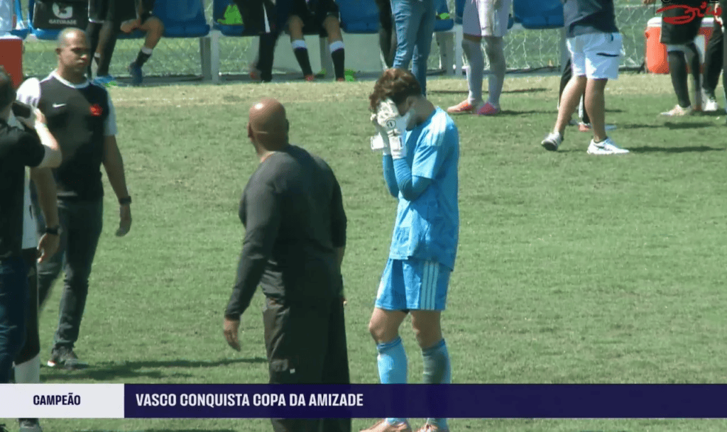 Flamengo é superado pelo Vasco nos pênaltis, pela final da Copa da Amizade Sub-15 Goleiro do Flamengo, Fabrício desolado após perder para o Vaso nos pênaltis
