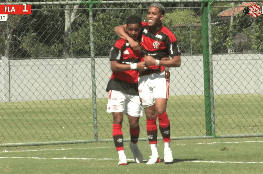 Joshua e Jhefinho comemoram gol do Flamengo