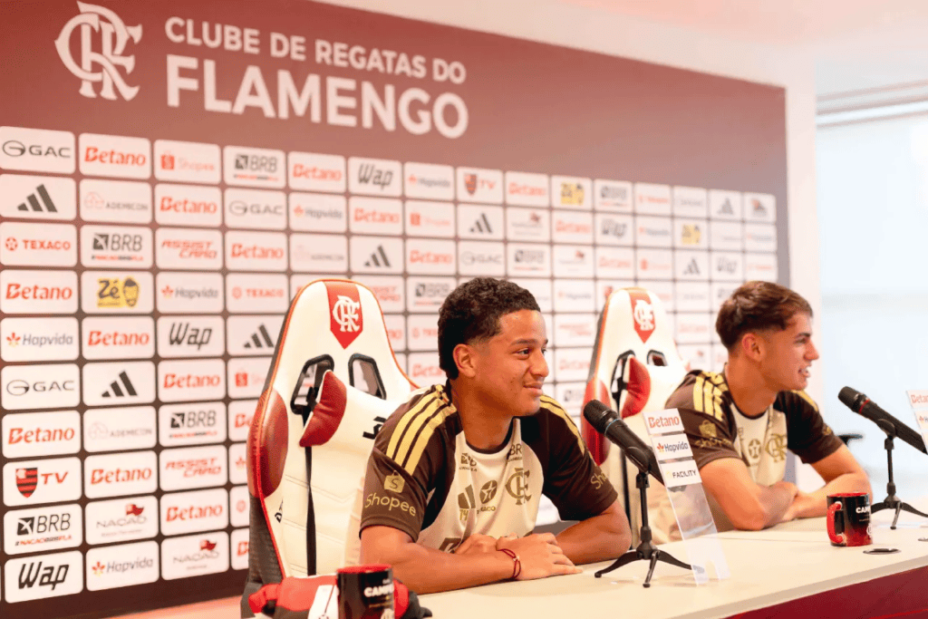 Anthony Valencia tranquiliza Flamengo quanto ao histórico de lesões Anthony Valencia fala em coletiva de apresentação no Flamengo