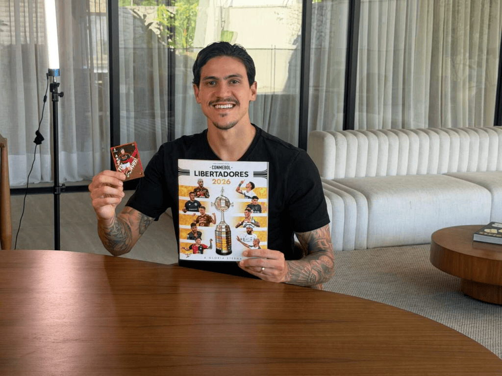 Pedro com álbum da Libertadores