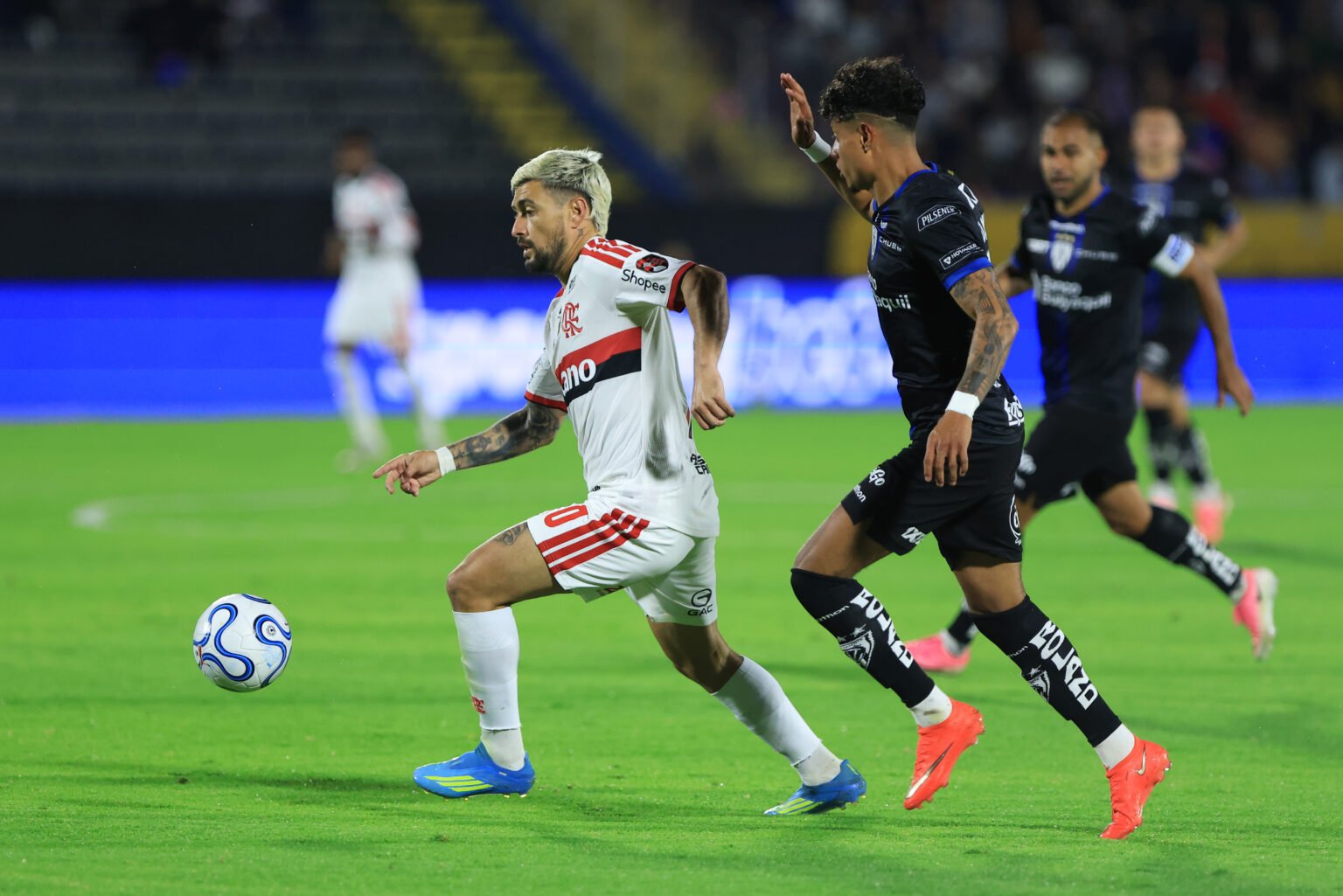 Arrascaeta durante Flamengo x Independiente Del Valle, pela Libertadores