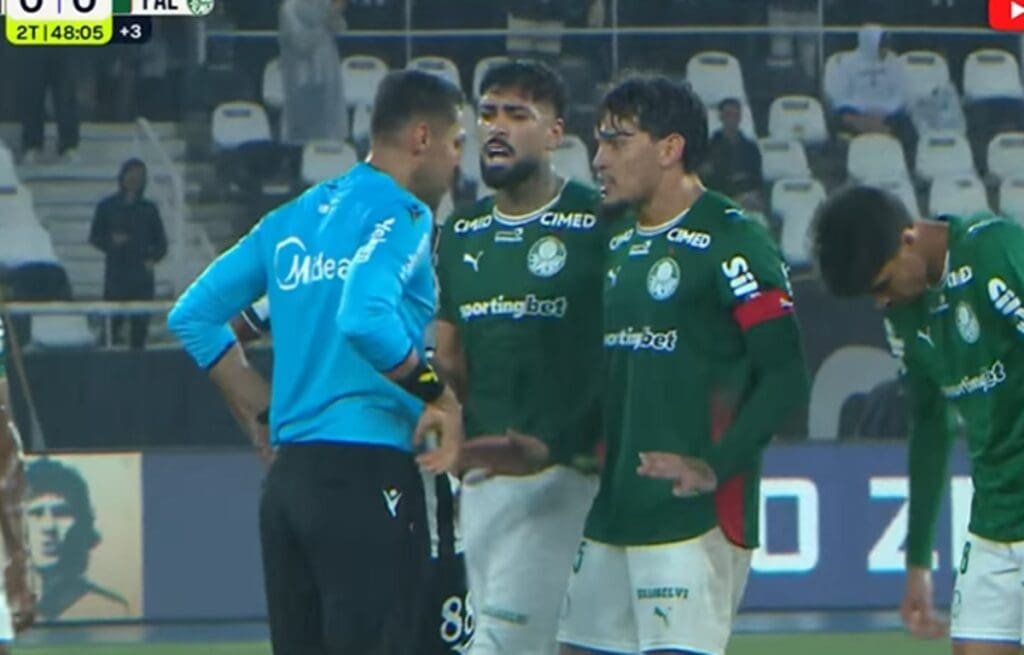 Barboza é expulso, Palmeiras empata com Botafogo e Flamengo é o novo líder do Brasileirão palmeiras botafogo barboza flamengo