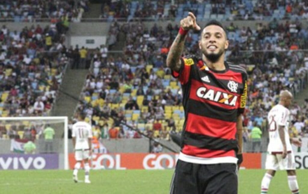 Paulinho fará dupla com atacante que jogou no Flamengo até 2017 paulinho ex-flamengo
