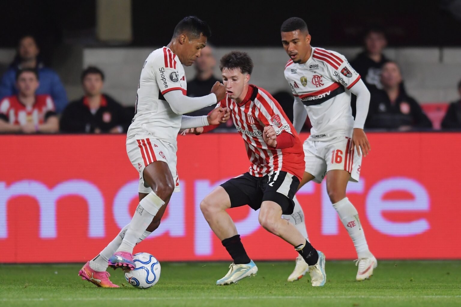 Alex Sandro dribla jogador adversário durante Estudiantes x Flamengo