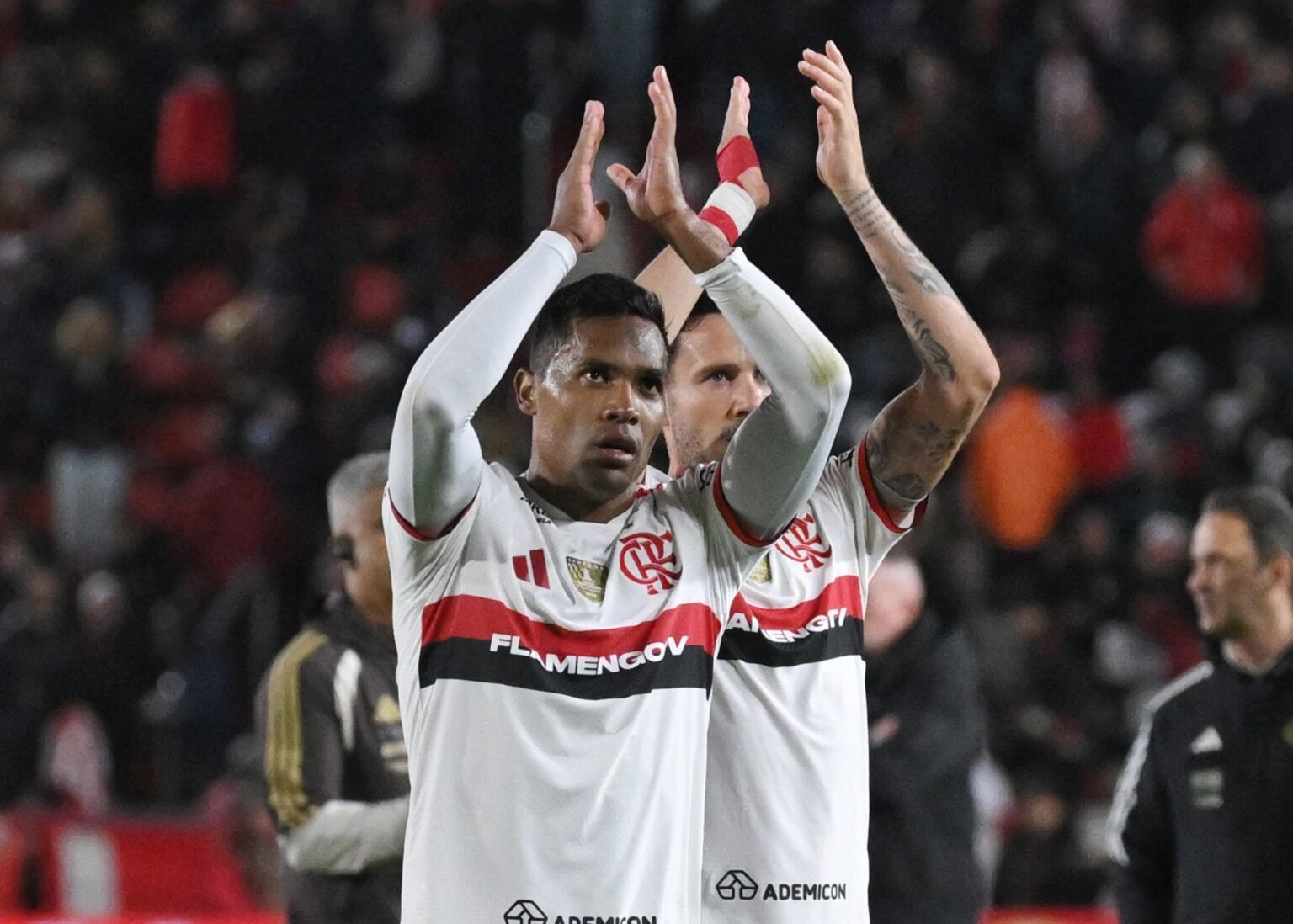 Flamengo minimalista não deu um chute no gol, mas está a um jogo da final Alex Sandro e Saúl após Estudiantes x Flamengo