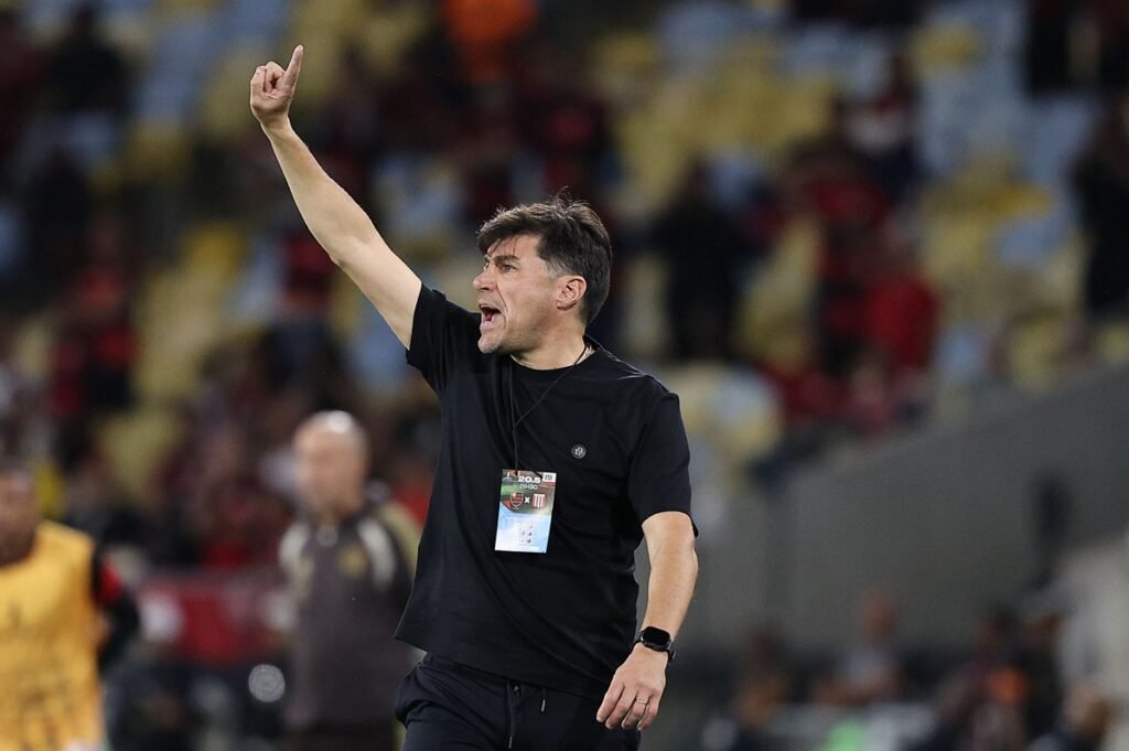 Alexander Medina, treinador do Estudiantes, gesticula instruindo sua equipe contra o Flamengo na Libertadores