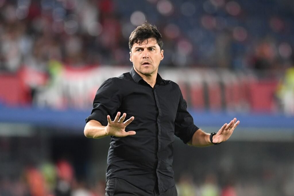 Alexander Medina, treinador do Estudiantes, faz gesto de calma durante partida