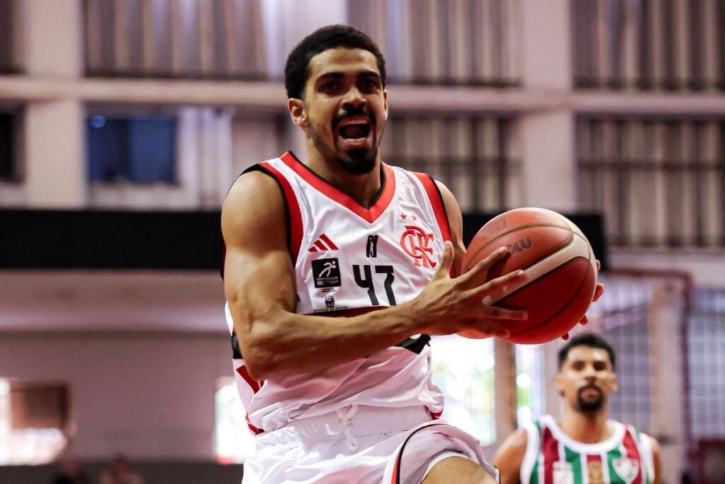 Alexey Borges em ação pelo FlaBasquete contra o Fluminense