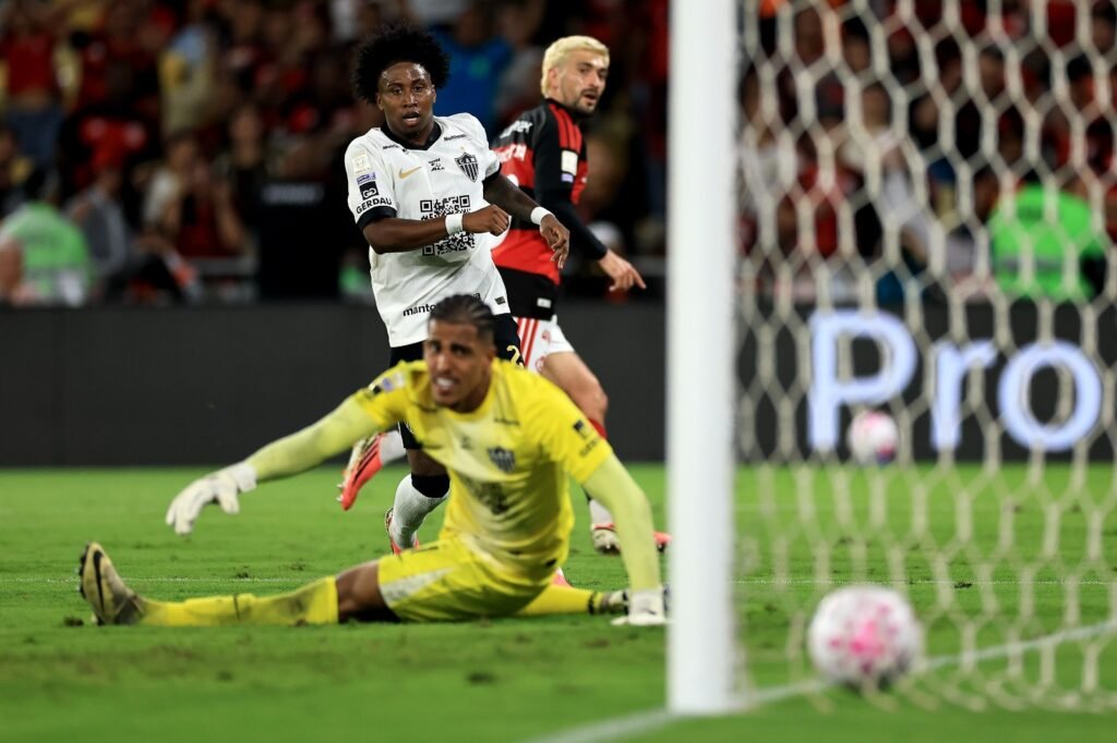 Arrascaeta, Preciado e Delfim observam bola entrar no gol após finalização do Camisa 10 em Flamengo x Atlético-MG