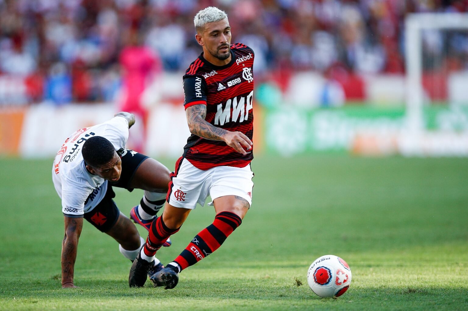 Flamengo impõe freguesia ao Vasco no Engenhão; veja retrospecto Arrascaeta deixa marcador no chão durante Flamengo x Vasco no Engenhão