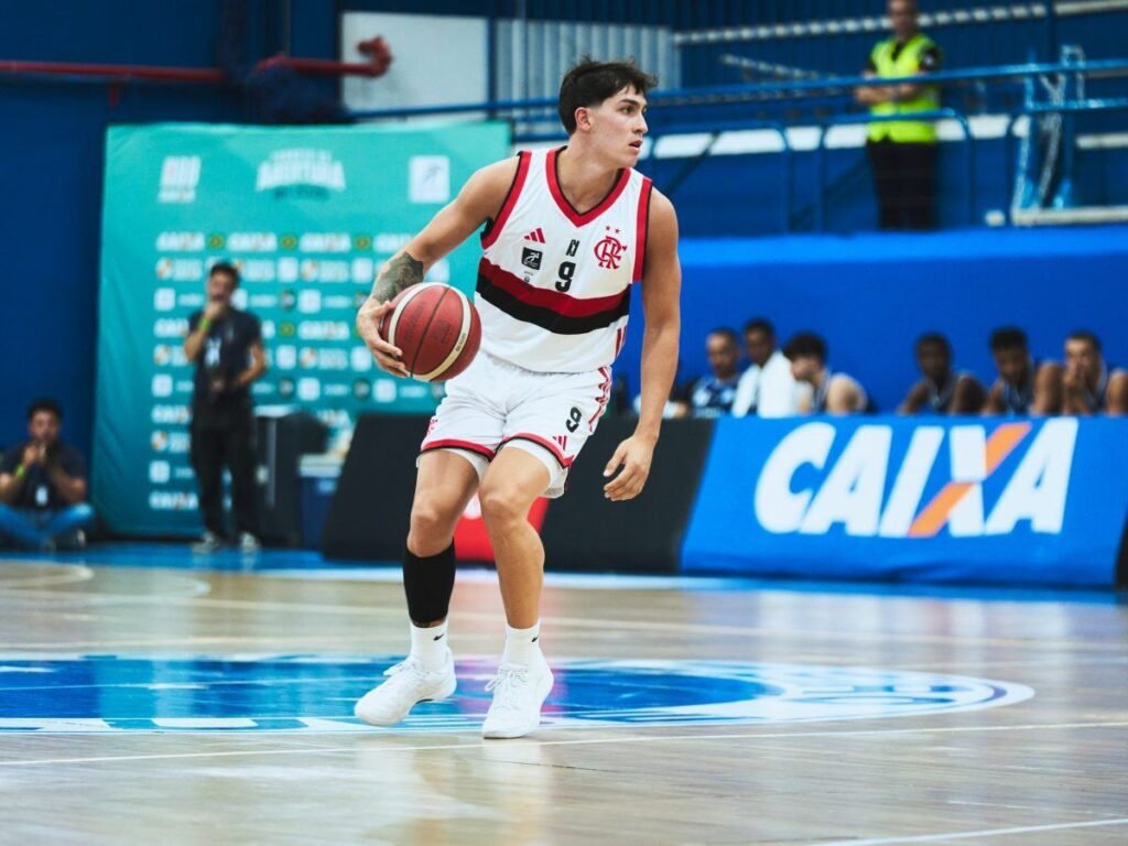 Franco Baralle em ação durante vitória do FlaBasquete sobre o Minas no Torneio de Abertura do NBB