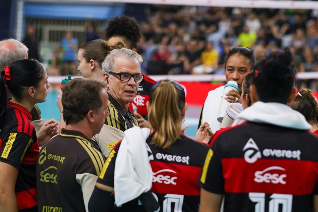 Bernardinho orienta time do Sesc Flamengo; saibda onde assistir sesc flamengo x tijuca
