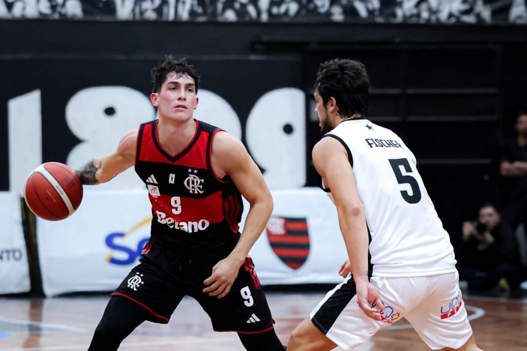 Franco Baralle em ação pelo FlaBasquete contra o Botafogo