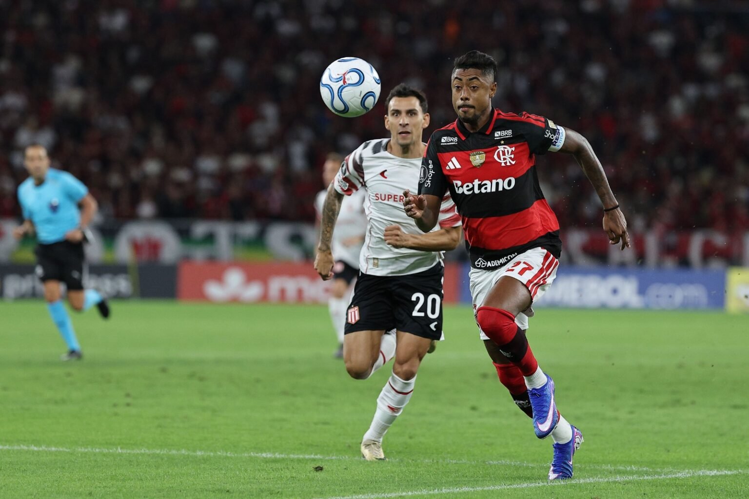 Bruno Henrique arranca em velocidade durante Flamengo x Estudiantes