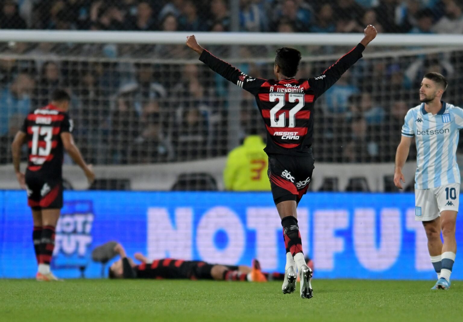 Contra Estudiantes, Flamengo tenta manter aproveitamento perfeito em semifinais de Libertadores Bruno Henrique comemora classificação do Flamengo nas semifinais da Libertadores 2025