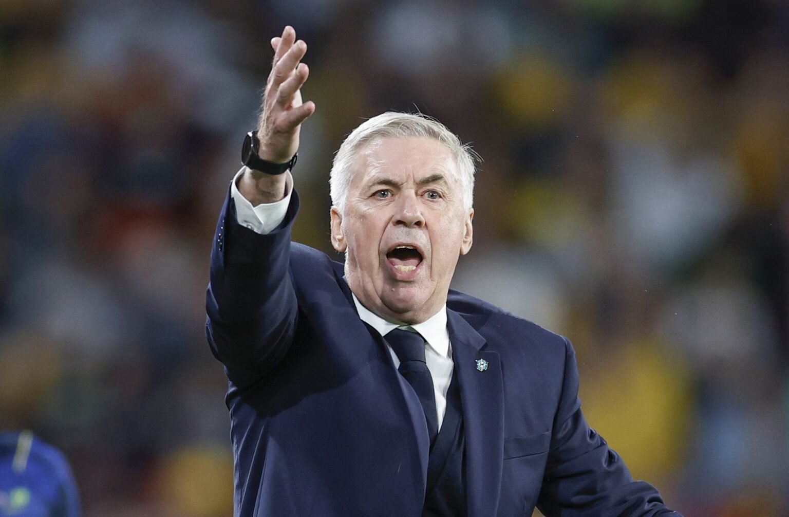 Carlo Ancelotti reclama com a arbitragem durante Austrália x Brasil
