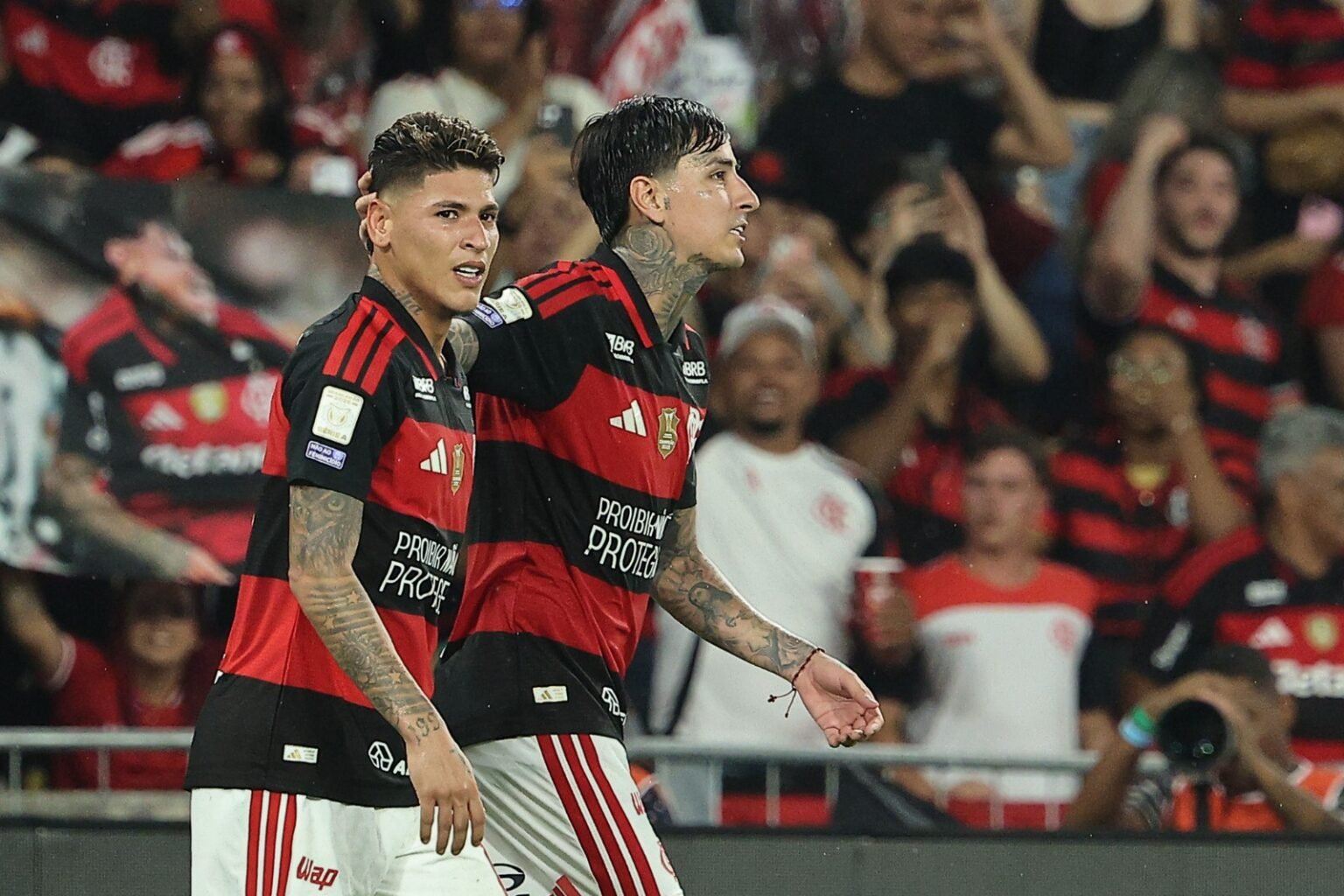 Carrascal e Pulgar comemoram gol do Flamengo sobre o Fluminense no Maracanã