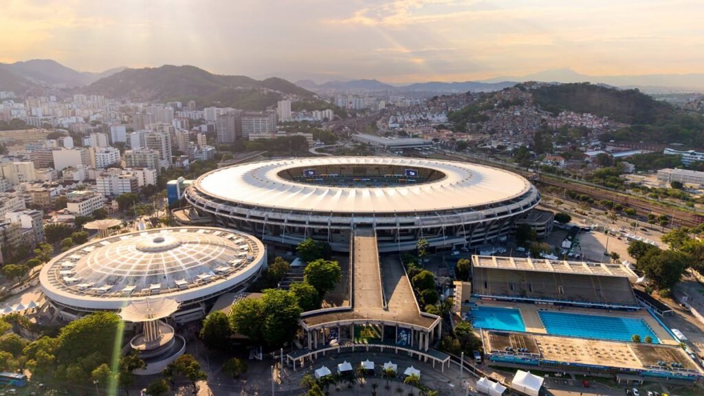 Consórcio Fla-Flu contesta liberação do Maracanã para Vasco x Boca Imagem aérea do complexo Maracanã em dia ensolarado