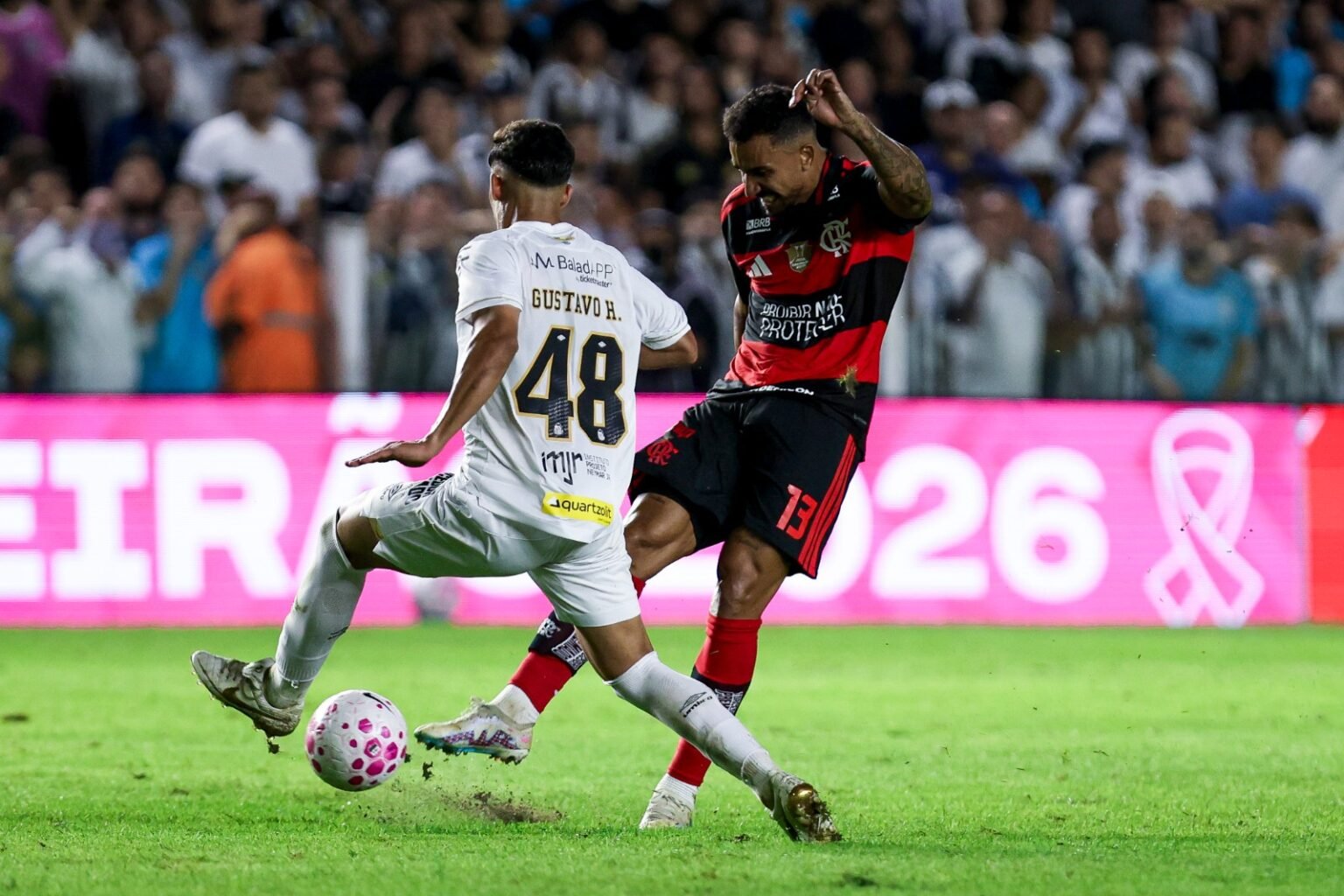 Danilo finaliza contra a marcação de Gustavo Henrique