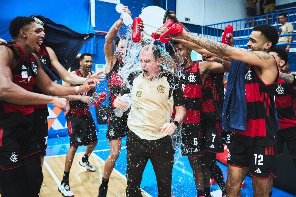 Demétrius Ferracciú leva um banho de água em comemoração do Torneio de Abertura NBB