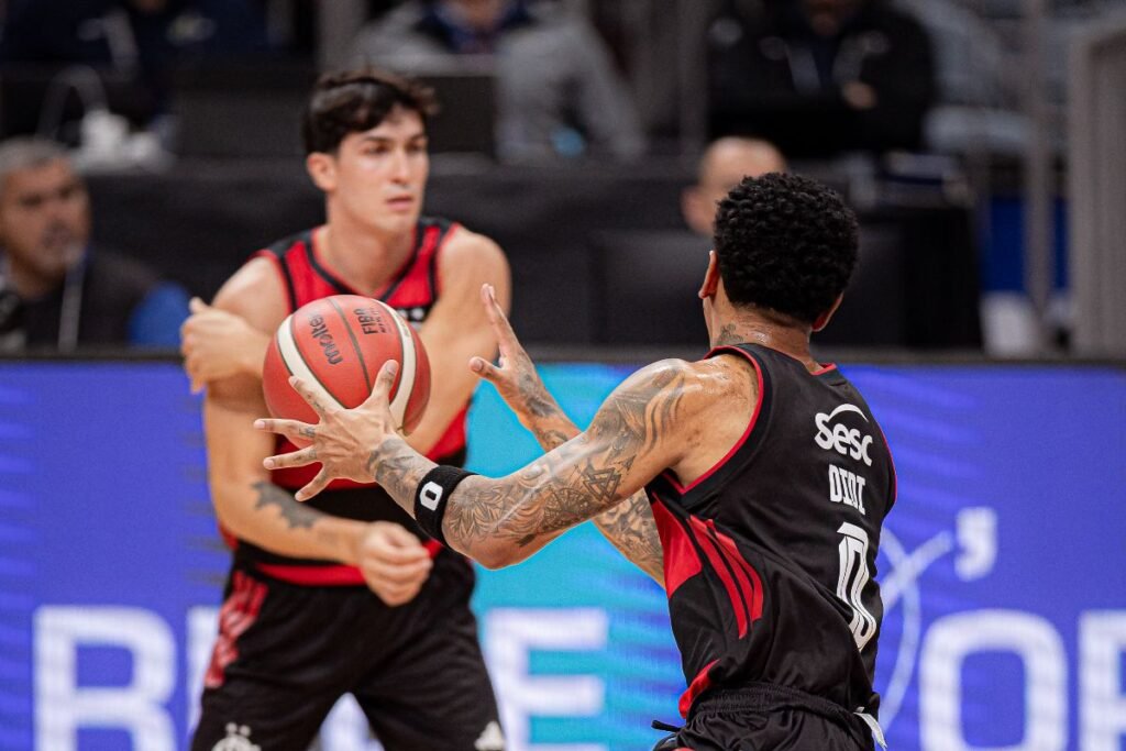 FlaBasquete continua disputa da Liga Sul-Americana contra o Oberá, da Argentina Didi e Negrete em ação pelo FlaBasquete na Liga Sul-Americana