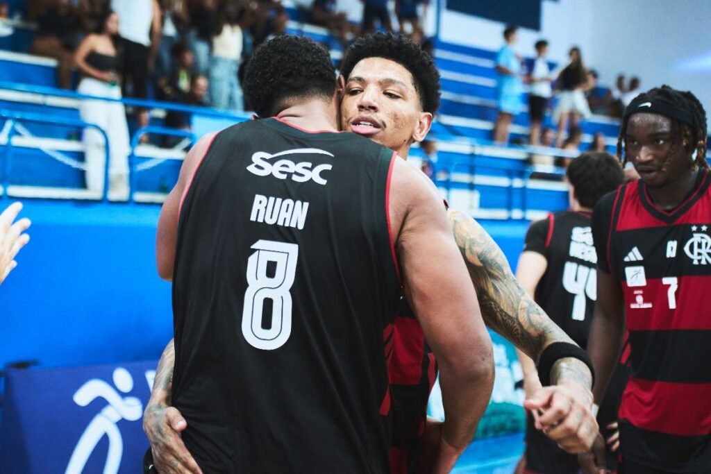 Didi Louzada e Ruan Miranda comemoram título do Torneio de Abertura NBB juntos