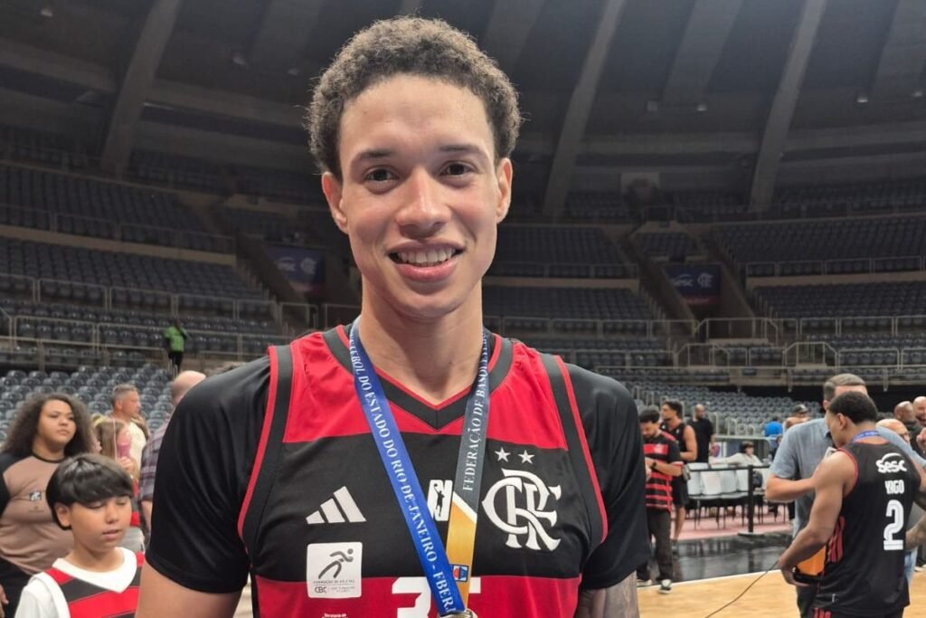Douglas dos Santos posa com medalha de campeão Carioca pelo FlaBasquete