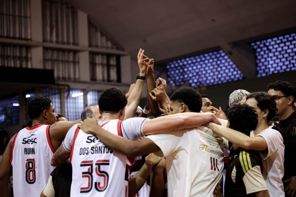 FlaBasquete disputa o Torneio de Abertura do NBB em busca do bicampeonato Elenco do FlaBasquete celebra vitória com abraço