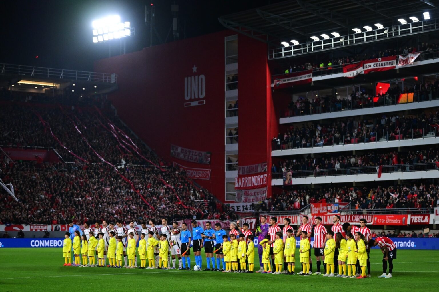 Estudiantes x FlamengFo no Estádio UNO