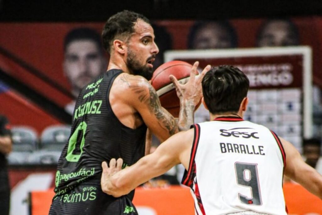 Franco Baralle marca pelo FlaBasquete contra o Bauru
