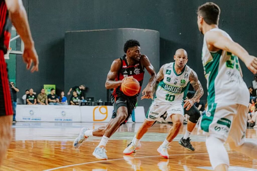 Saiba onde assistIr FlaBasquete x Bauru. Times se enfrentaram na última edição do NBB