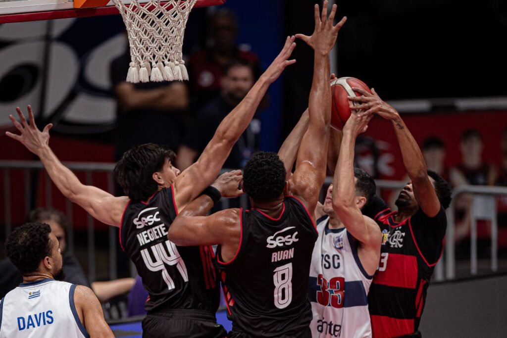 FlaBasquete defende a cesta contra o Defensor na Liga Sul-Americana