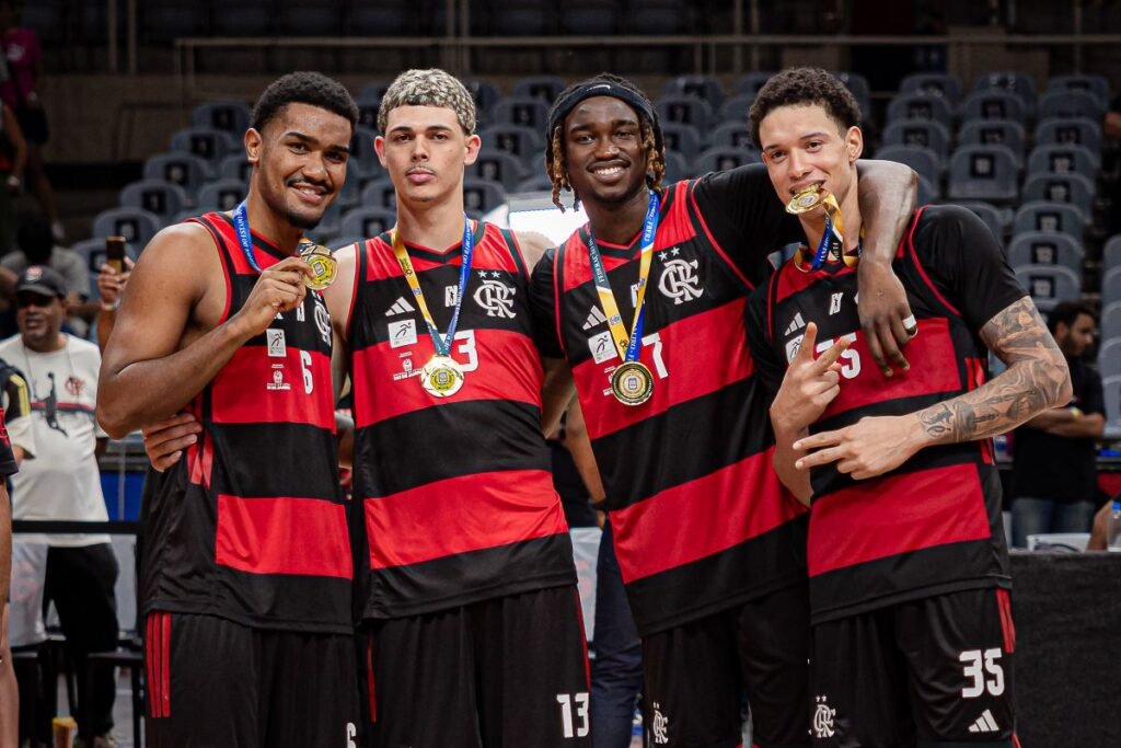 Yan Djalo e seus amigos celebram conquista do Carioca pelo FlaBasquete