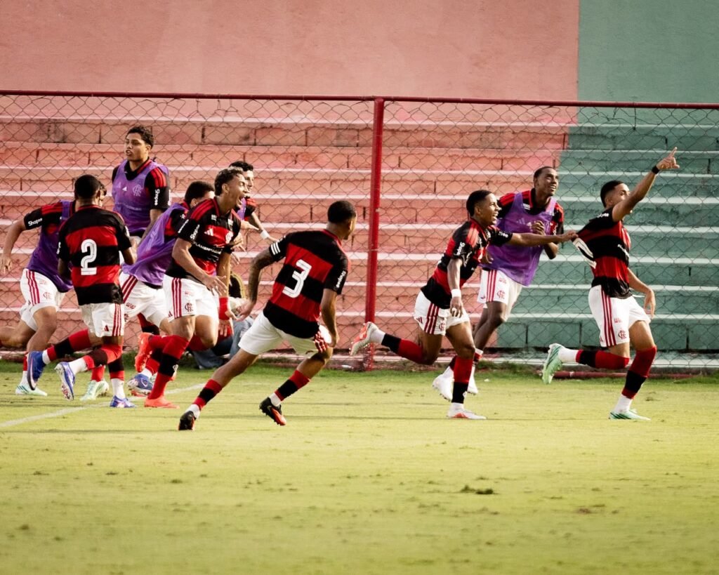 Flamengo Sub-20 comemora gol sobre o Vasco