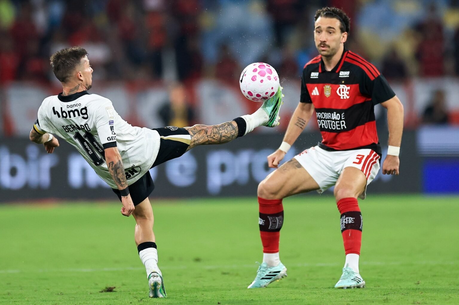 Léo Ortiz marca Bernard, que tenta dominar a bola, durante Flamengo x Atlético-MG